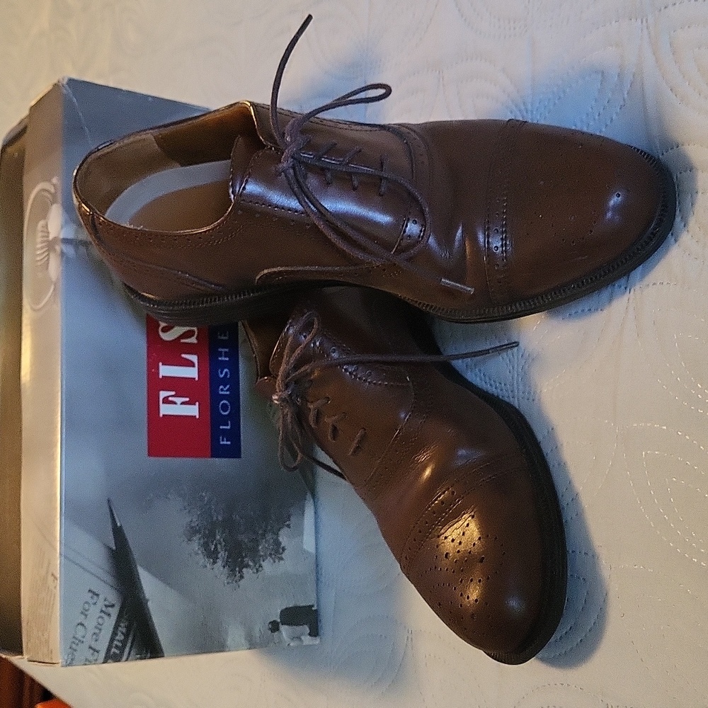 Size 9 brown Florsheim Rockwell dress shoes
